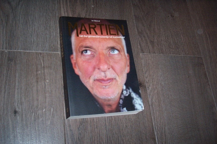 Boek van MARTIEN van burgersmeesterszoontje tot kasteelheer, Boeken, Ophalen of Verzenden, Gelezen, Jan Dijkgraaf, Overige