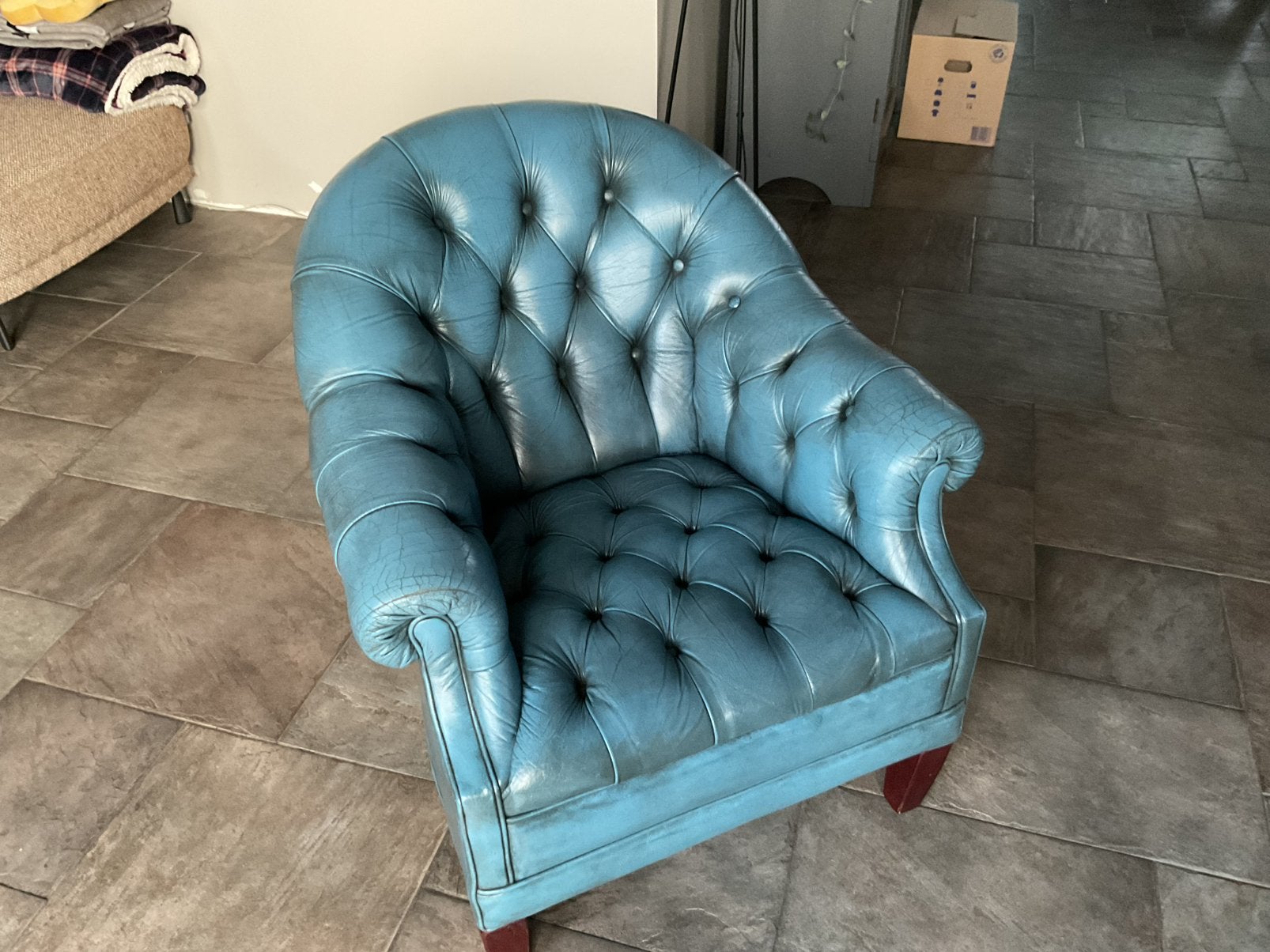 Mooie vintage blauwe originele Chesterfield fauteuil, Huis en Inrichting, Ophalen of Verzenden, Zo goed als nieuw, 50 tot 75 cm