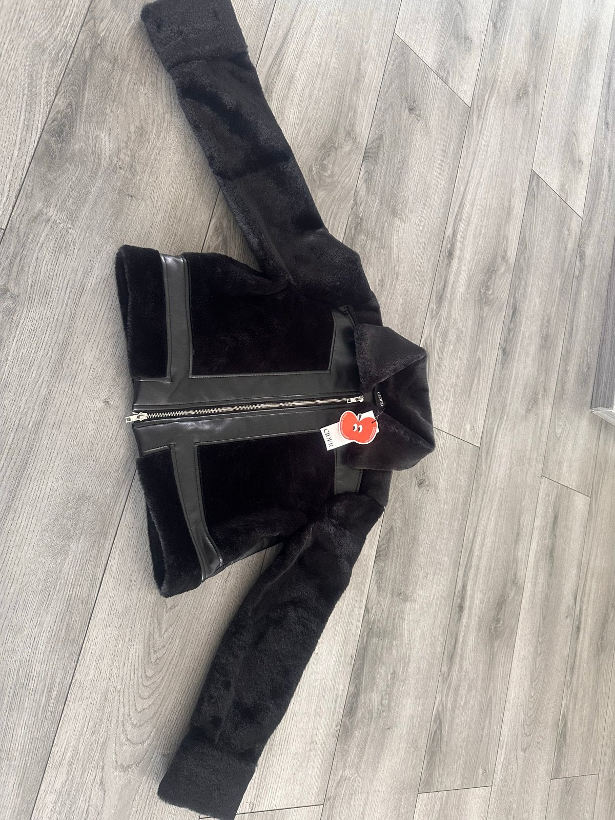 Zwarte teddy jas met leren details nieuw met prijskaartje, Ophalen of Verzenden, Nieuw, Maat 36 (S), Zwart
