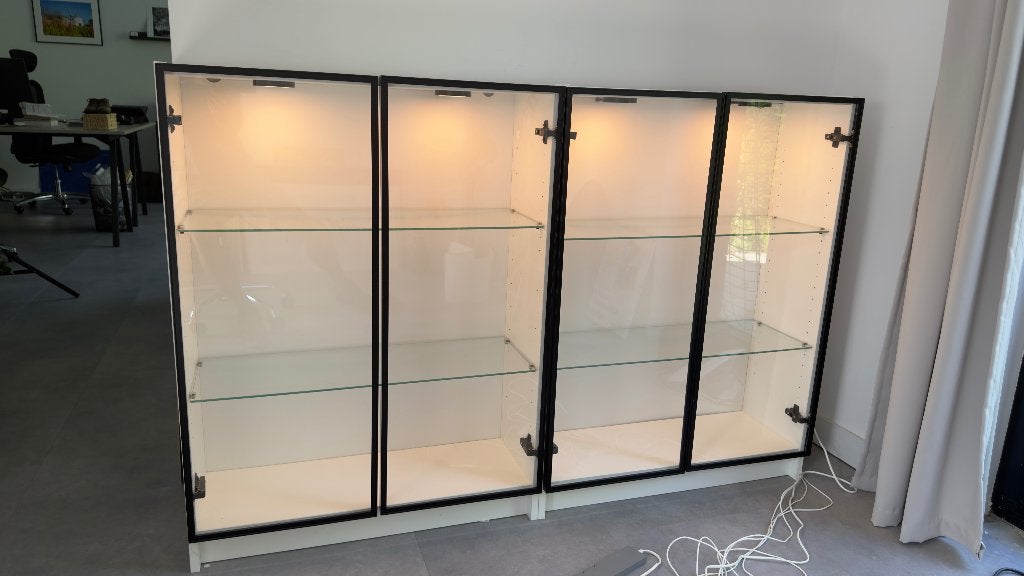 Ikea Vitrinekast 2x met verlichting, glazen schappen, Huis en Inrichting, Kasten | Vitrinekasten, Ophalen, Met plank(en), Billie