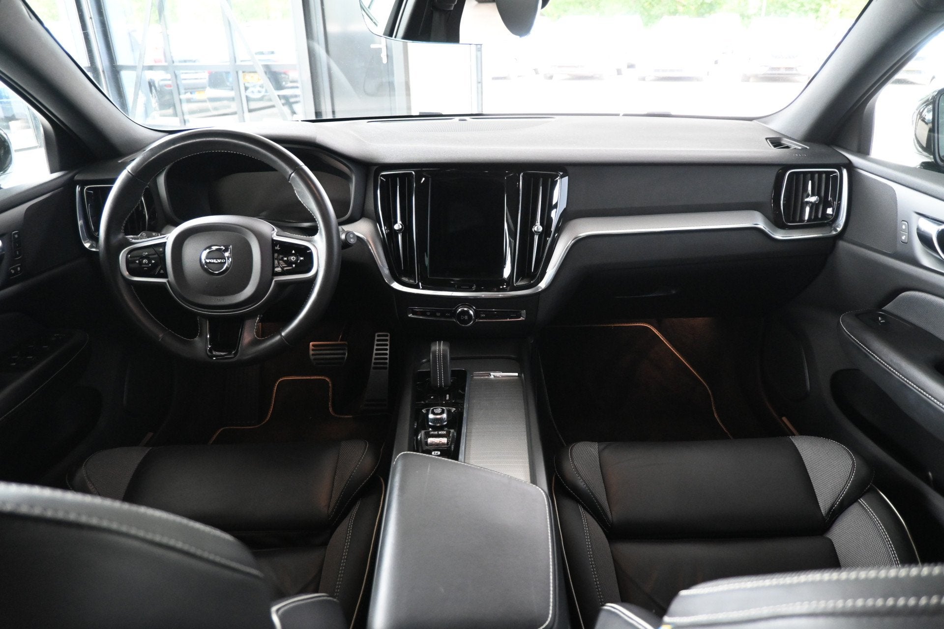 Volvo V60 2.0 B4 R-Design Navigatie Carplay Stoel/Stoelverwa, 4 cilinders, Hybride Elektrisch/Benzine, 1677 kg, Te koop