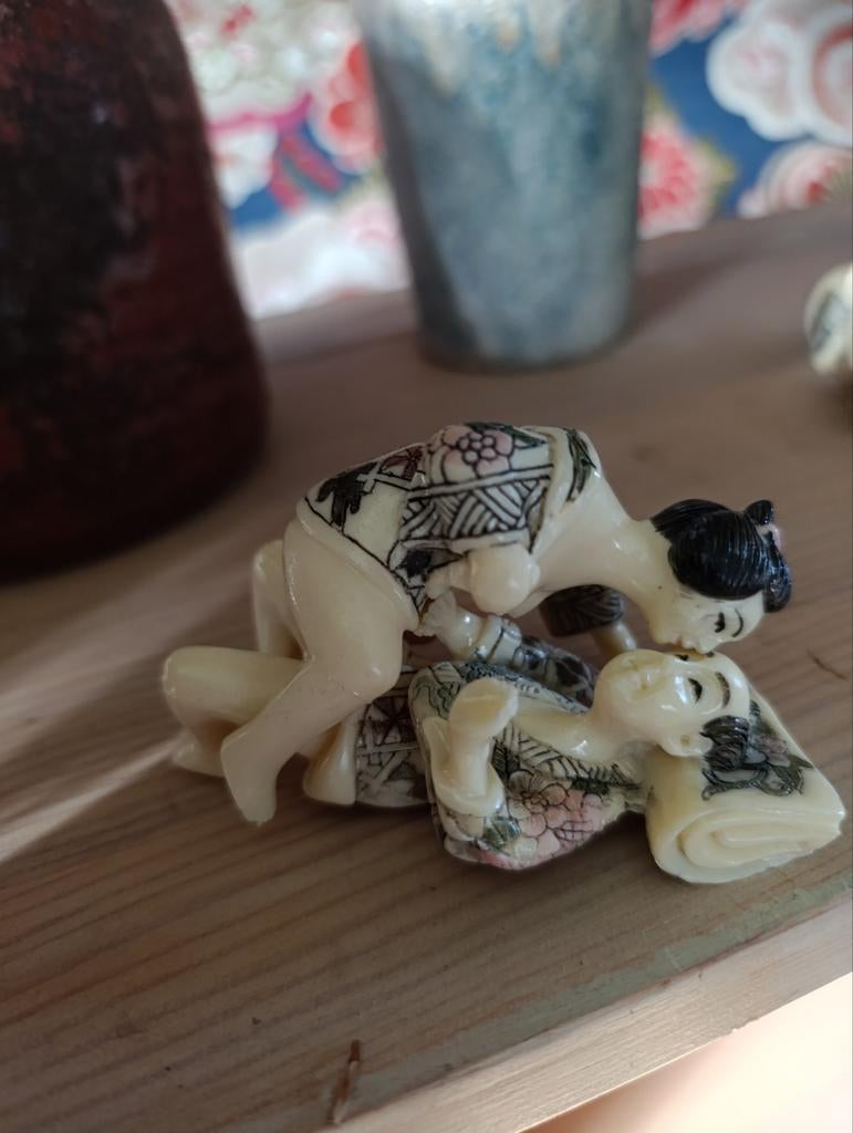 Vintage Netsuke beeldje - Erotisch tafereel Shunga, Verzamelen, Ophalen of Verzenden, Gebruikt, Mens