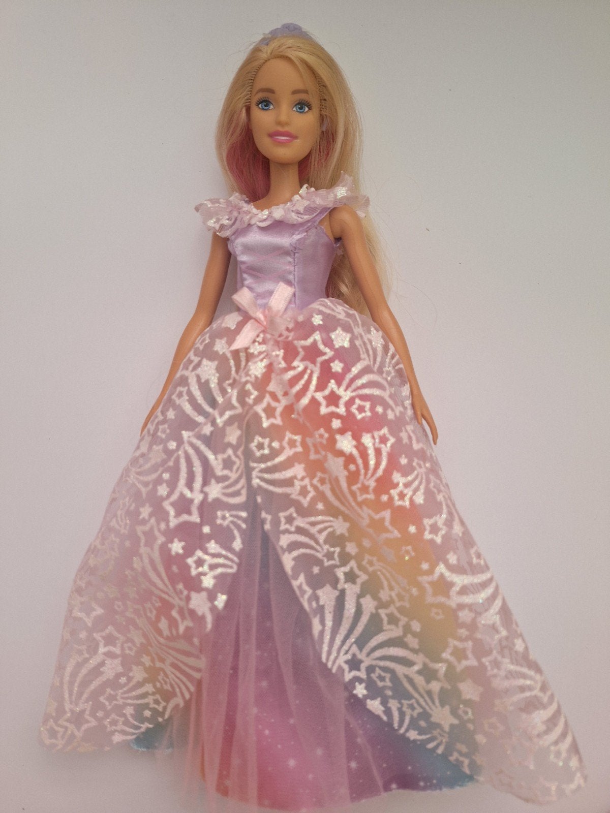 Barbie achtige prinses met regenboogjurk en roze haaraccent, Ophalen of Verzenden, Barbie