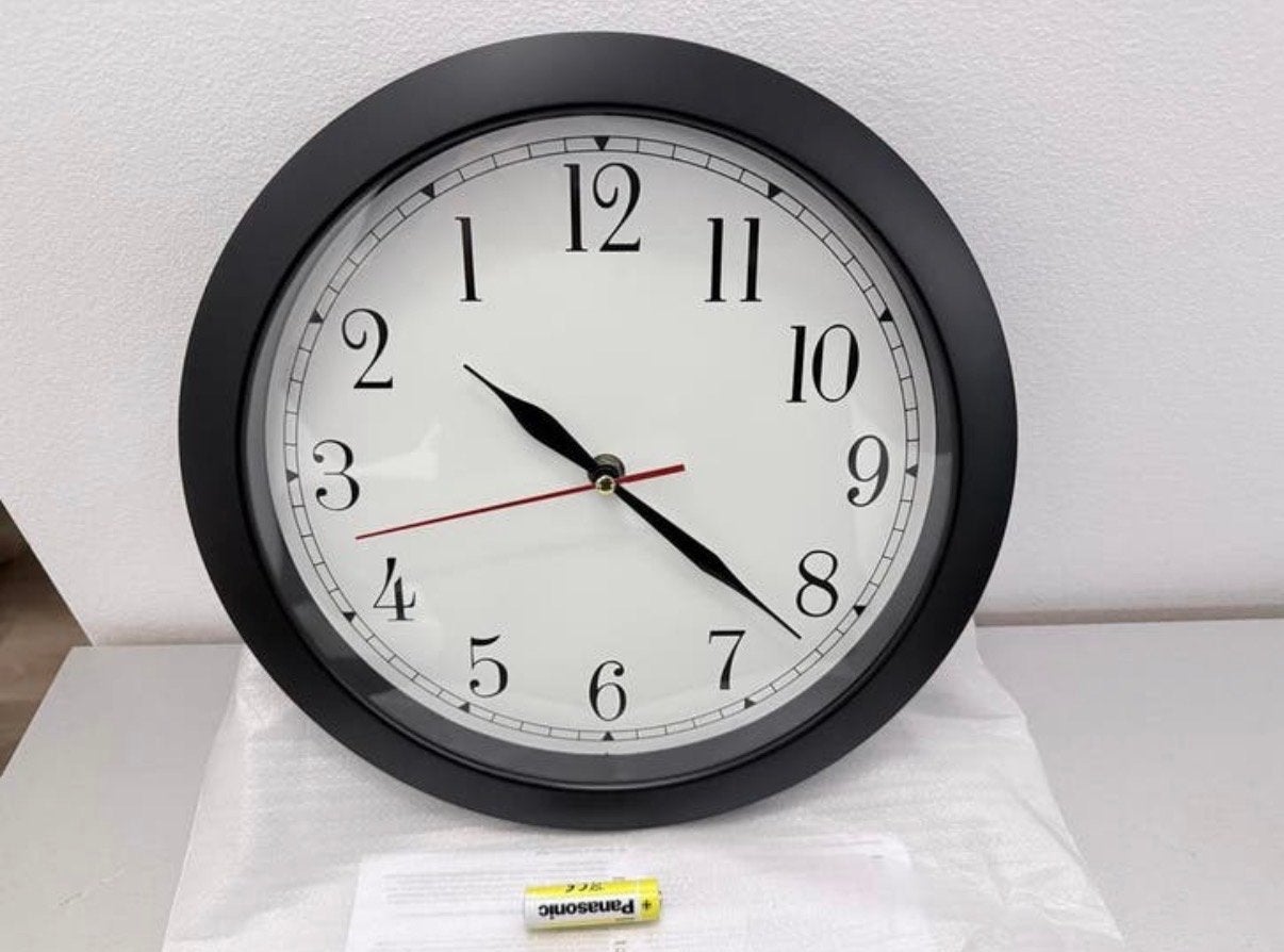 Unieke 'Backwards Clock' wandklok - Zwart, 29 cm, Wandklok, Analoog, Werkt op batterijen, Nieuw