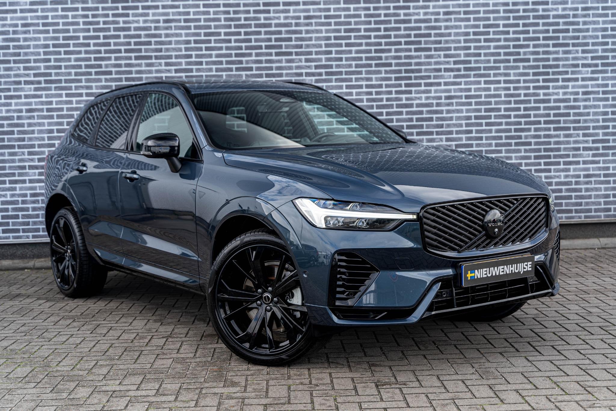 Volvo XC60 T6 Plug-in Hybrid AWD Plus Black Edition | PHEV |, Auto's, Gebruikt, Euro 6, 4 cilinders, Blauw