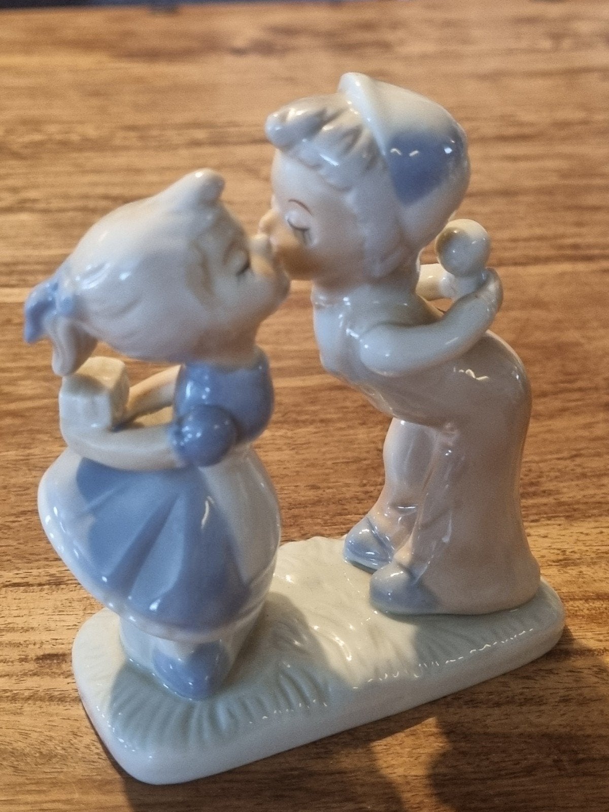 Uniek porseleinen beeldje van kussend stel, Verzamelen, Beelden en Beeldjes, Ophalen of Verzenden, Zo goed als nieuw, Mens
