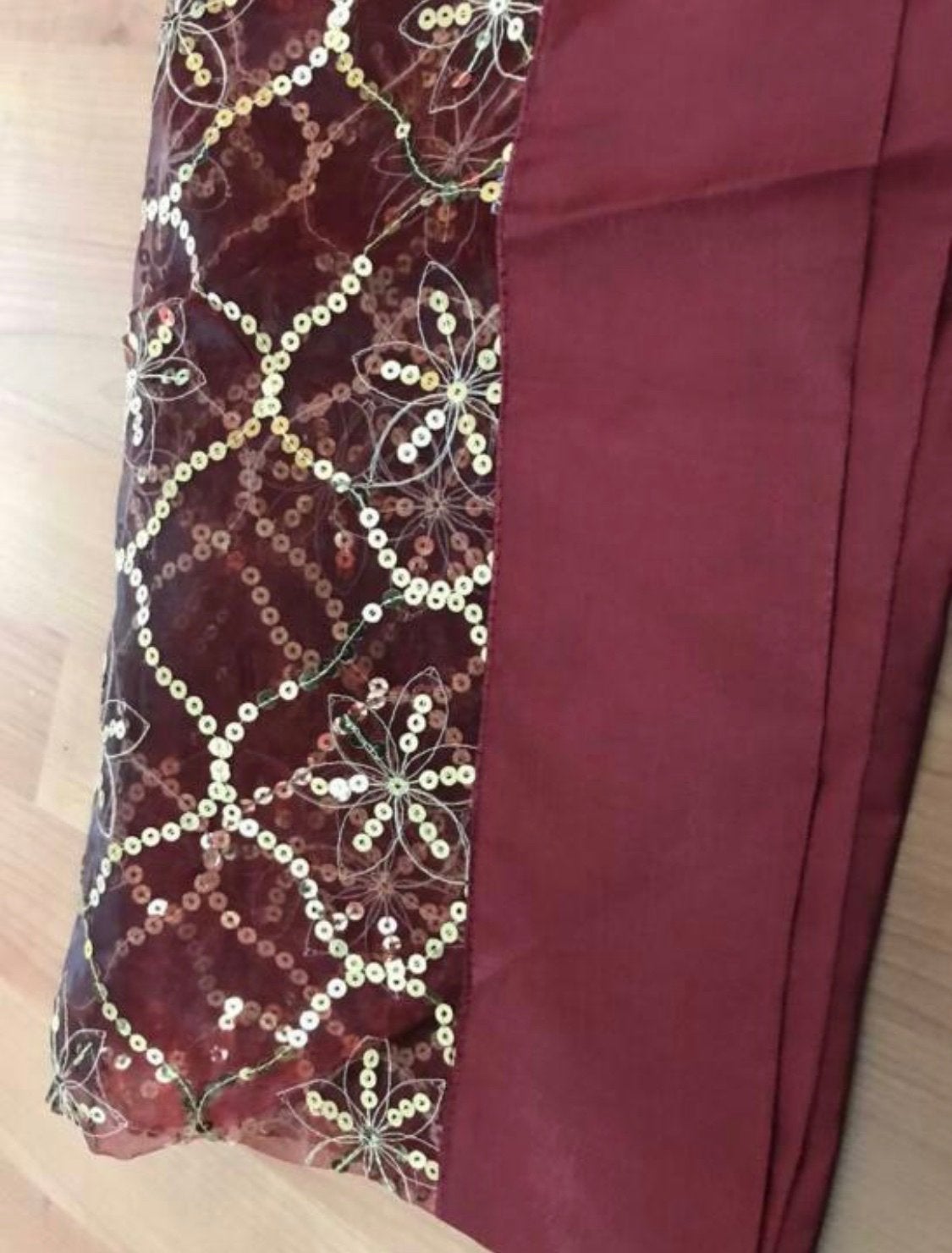 2 Nieuwe Kleedjes - Bordeauxrood met Gouden Details, Huis en Inrichting, Nieuw, Ophalen of Verzenden, Tafelloper, Rood
