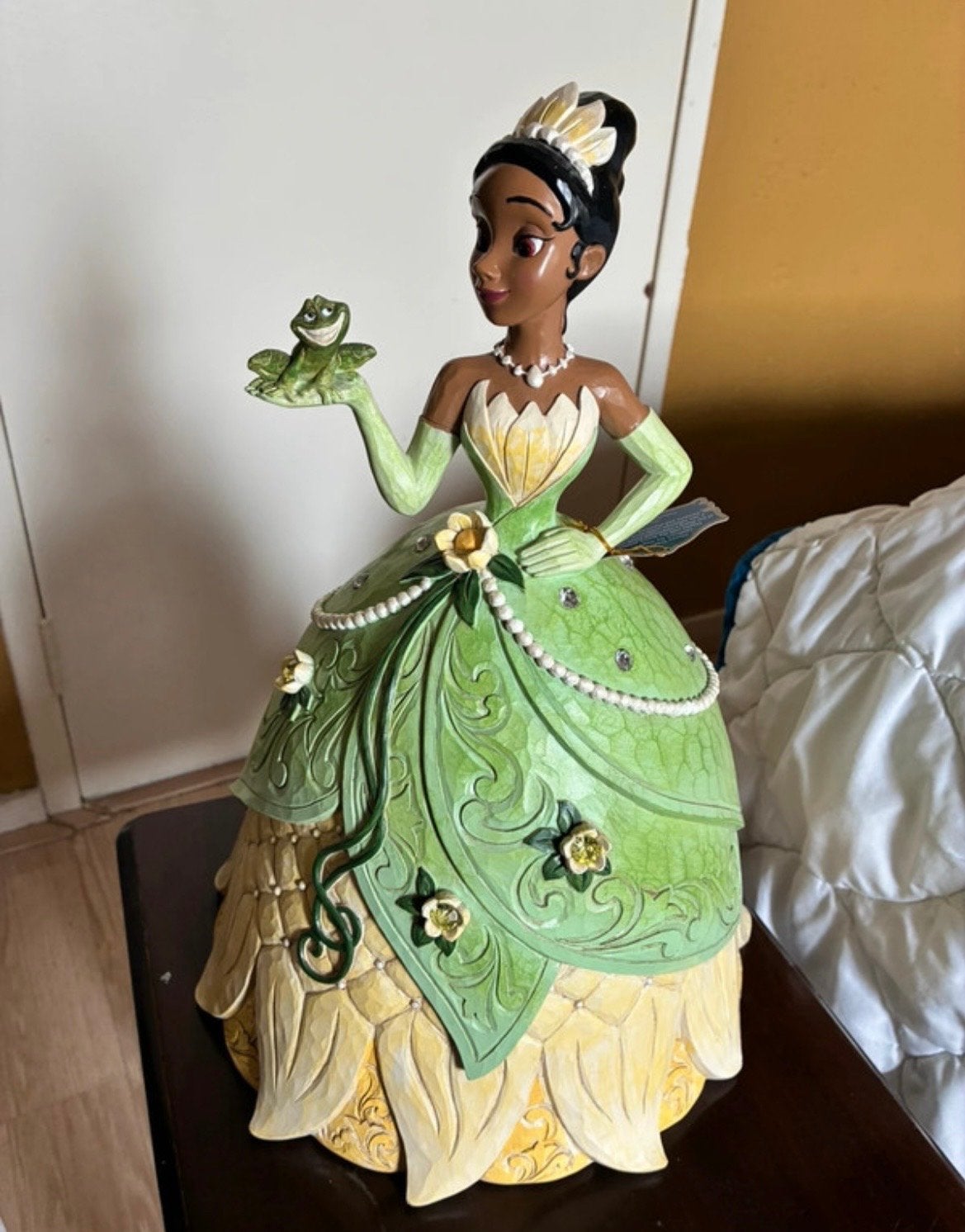 Disney Traditions Tiana Deluxe Beeldje met Plateau, Ophalen of Verzenden, Overige figuren, Nieuw, Beeldje of Figuurtje
