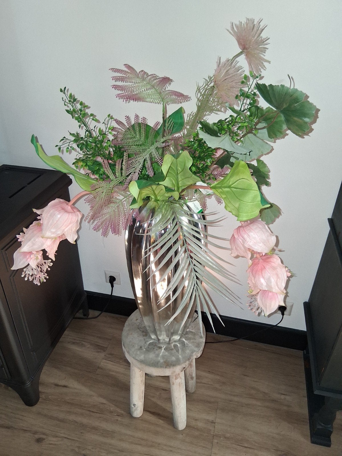 Grote zilverkleurige vaas met kunstbloemen, Inclusief decoratie, Nieuw, Ophalen of Verzenden, Metaal