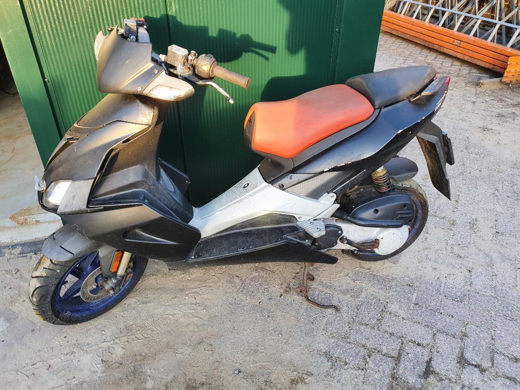 Aprilia SR factory frame met geel kenteken SR50 onderdelen, Fietsen en Brommers, Brommeronderdelen | Scooters, Aprilia, SR, Frame