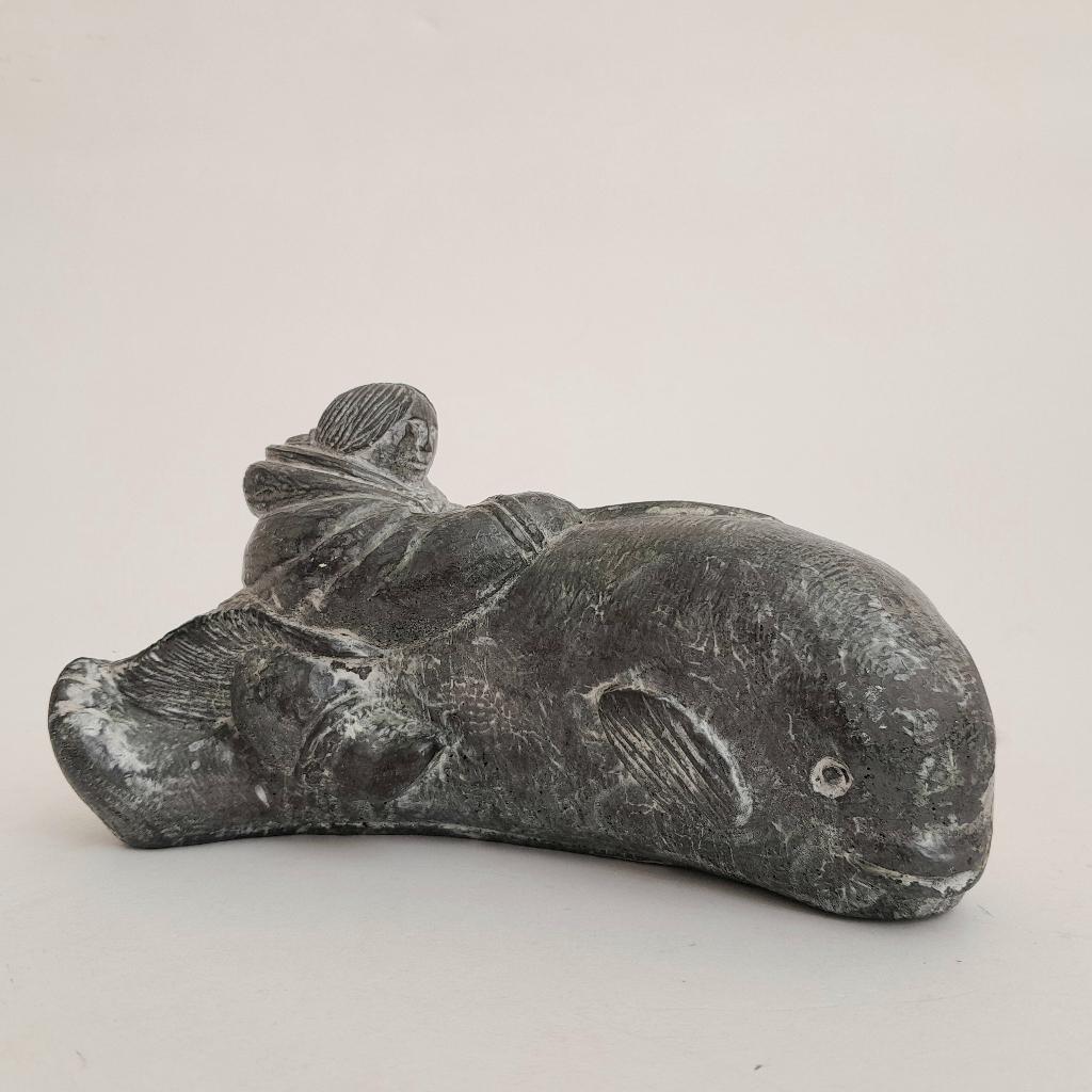 Vintage Inuit sculptuur - Eskimo op walvis - A Wolf original, Ophalen of Verzenden