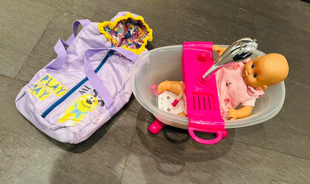 Baby pop met badje en draagzak, Ophalen of Verzenden, Gebruikt, Babypop