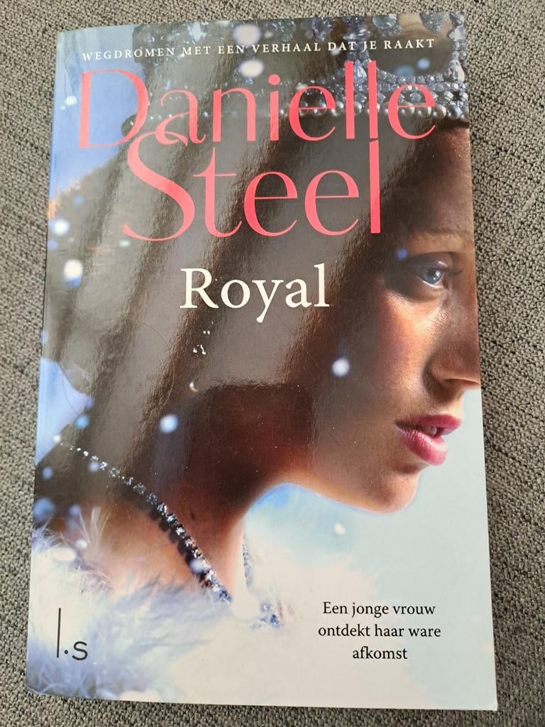 Royal  van Danielle Steel, Ophalen of Verzenden, Gelezen
