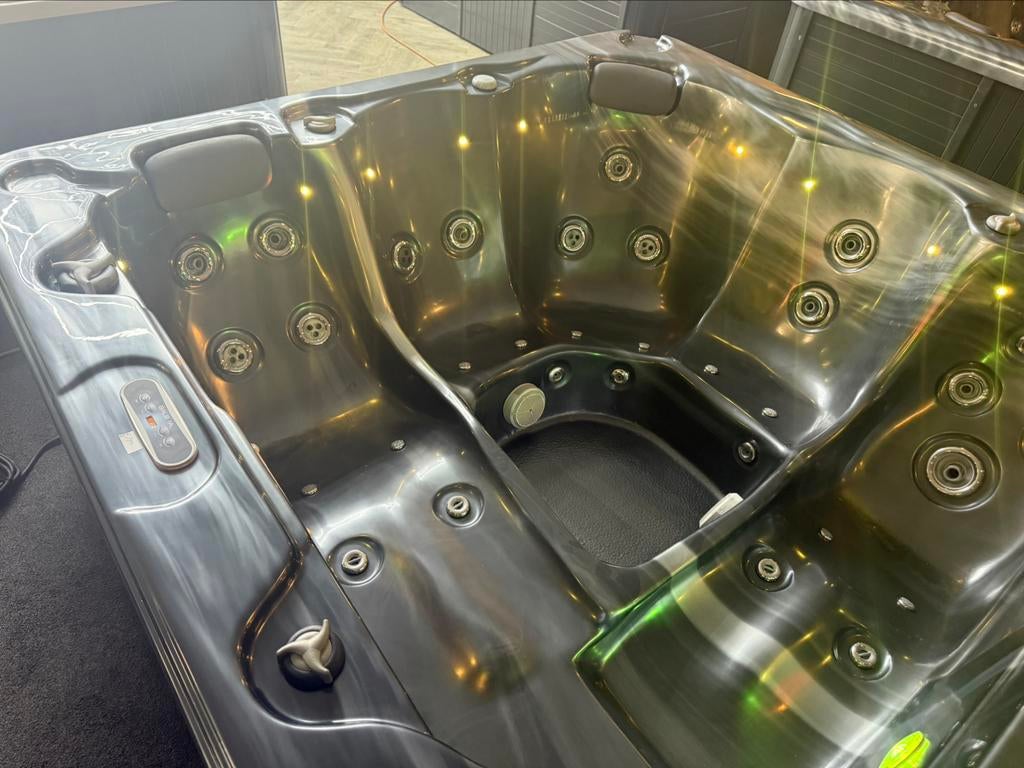 Jacuzzi / spa Balboa – 200x200 – plug & play 220V, Ophalen, Zo goed als nieuw, Trap, Vast