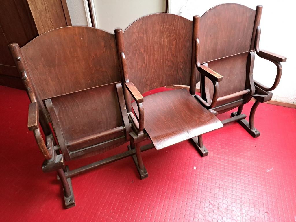 Houten bioscoopbankje, Ophalen