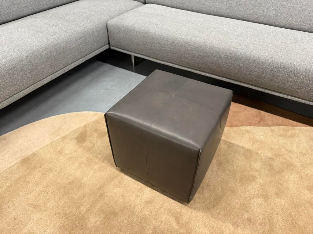 Nieuw Eyye Kub 42 Loxton leer Cliff Hocker Poef Kruk, Huis en Inrichting, Banken | Voetenbanken en Poefen, Leolux Harvink Jori Rolf Benz Design on Stock Pode Montis
