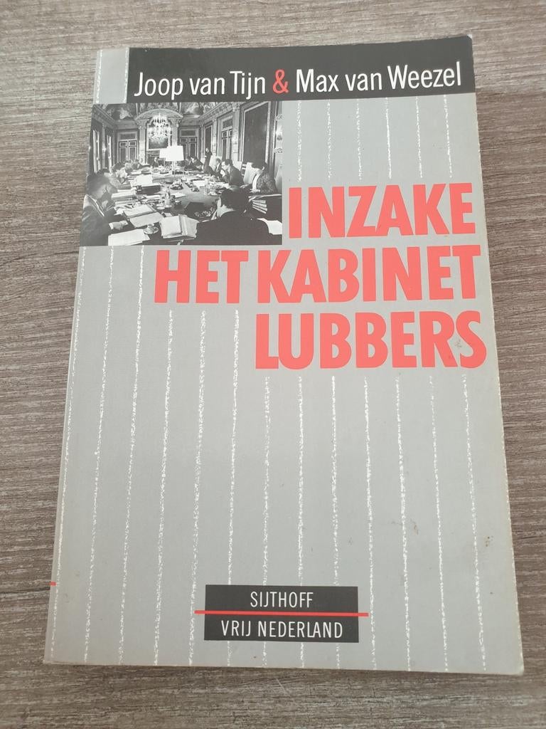 Inzake Het Kabinet Lubbers - Joop van Tijn & Max van Weezel, Boeken, Politiek en Maatschappij, Gelezen, Ophalen of Verzenden