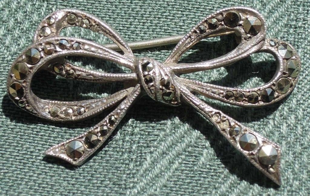 Nr W602: 1 Sterling zilveren strikbroche, Tweedehands onbekend, Gebruikt, Minder dan 4 cm, Ophalen of Verzenden