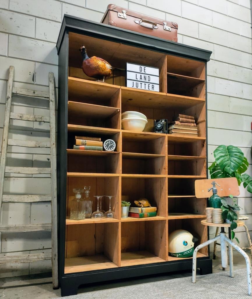 Vintage/industriële zwarte schoolkast, Brocante vakkenkast🖤