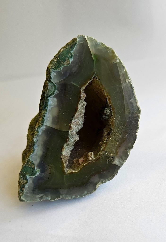 Een Groene agaatgeode specimen., Verzamelen, Mineralen en Fossielen, Verzenden