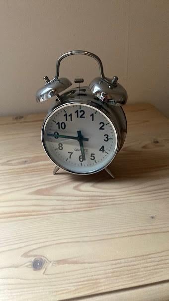 Wekker, vintage look., Witgoed en Apparatuur, Wekkers, Ophalen of Verzenden, Zo goed als nieuw, Analoog