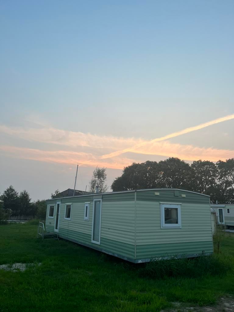 Prachtige grote stacaravan aan het water te koop, Caravans en Kamperen, Stacaravans, Tot en met 2