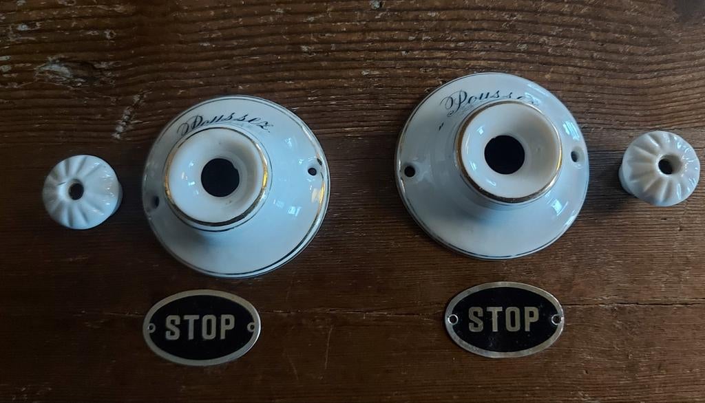 2 antieke Franse porseleinen deurbel knop kapjes, Ophalen of Verzenden