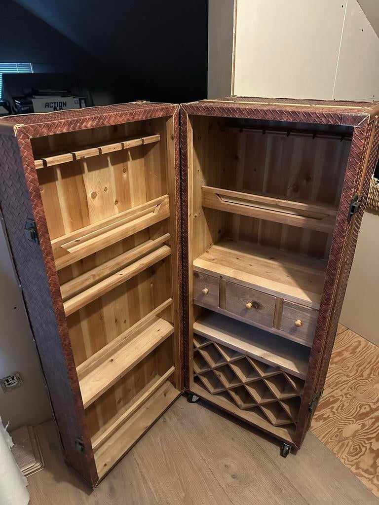 Unieke wijnkast op wielen, buitenzijde van leder!, Huis en Inrichting, Kasten | Buffetkasten, Ophalen, 100 tot 150 cm, 50 tot 100 cm