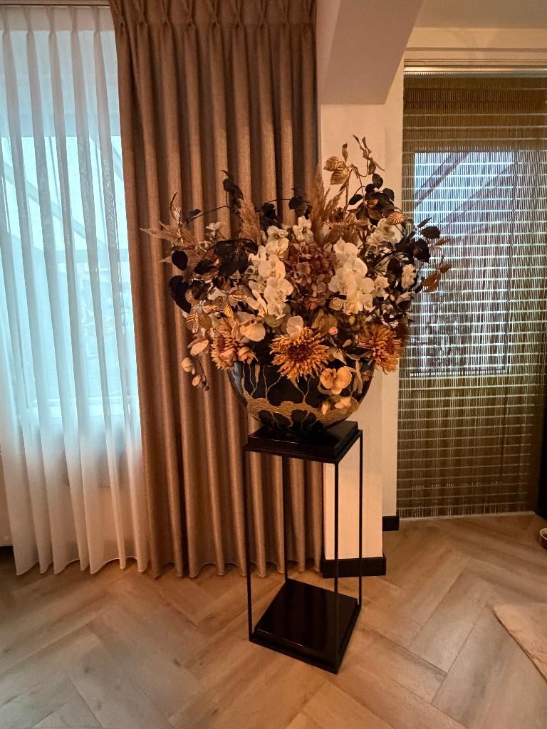 Vaas met zijdebloemen en Zuil., Ophalen, Kunststof, Zwart, Zo goed als nieuw