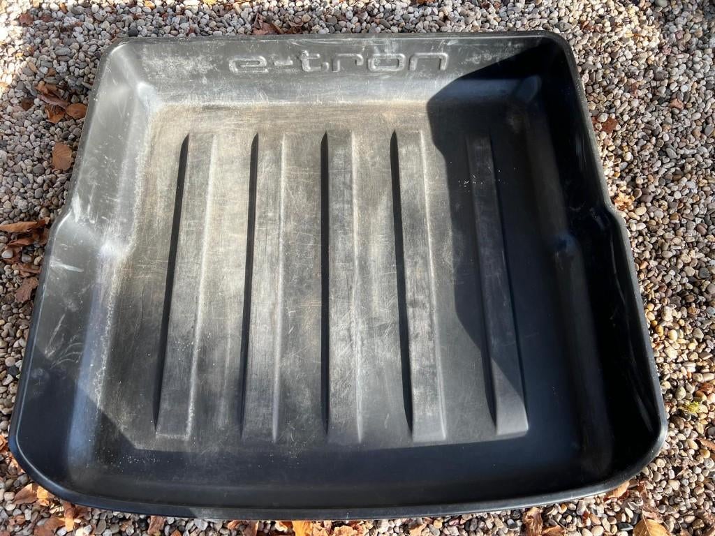 auto accessores Audi Etron kunststof bagagebak, Ophalen, Gebruikt