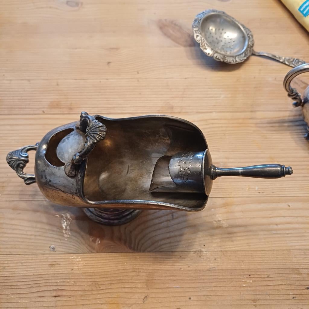 Zilveren verzilverde suikerstrooier met schep, Ophalen of Verzenden, Zilver