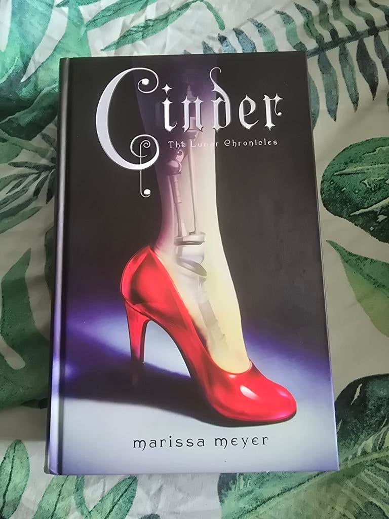 Marissa Meyer: Cinder (Lunar Chronicles), hc Nederlands, Boeken, Fantasy, Ophalen of Verzenden, Gelezen