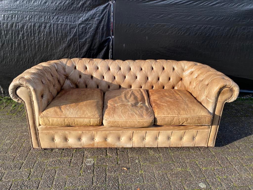 Zeer Oude Chesterfield bank cognac GRATIS BEZORGD!, Gebruikt, Ophalen of Verzenden, 200 tot 250 cm, Leer
