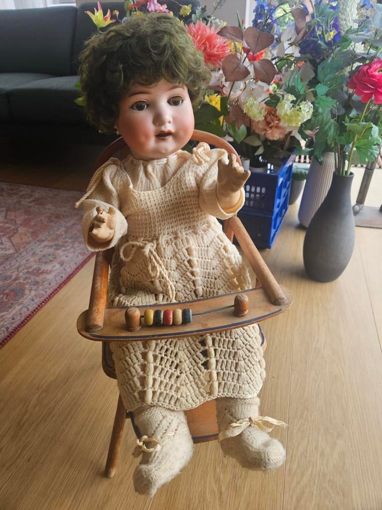 Porseleinen pop in stoeltje, Ophalen