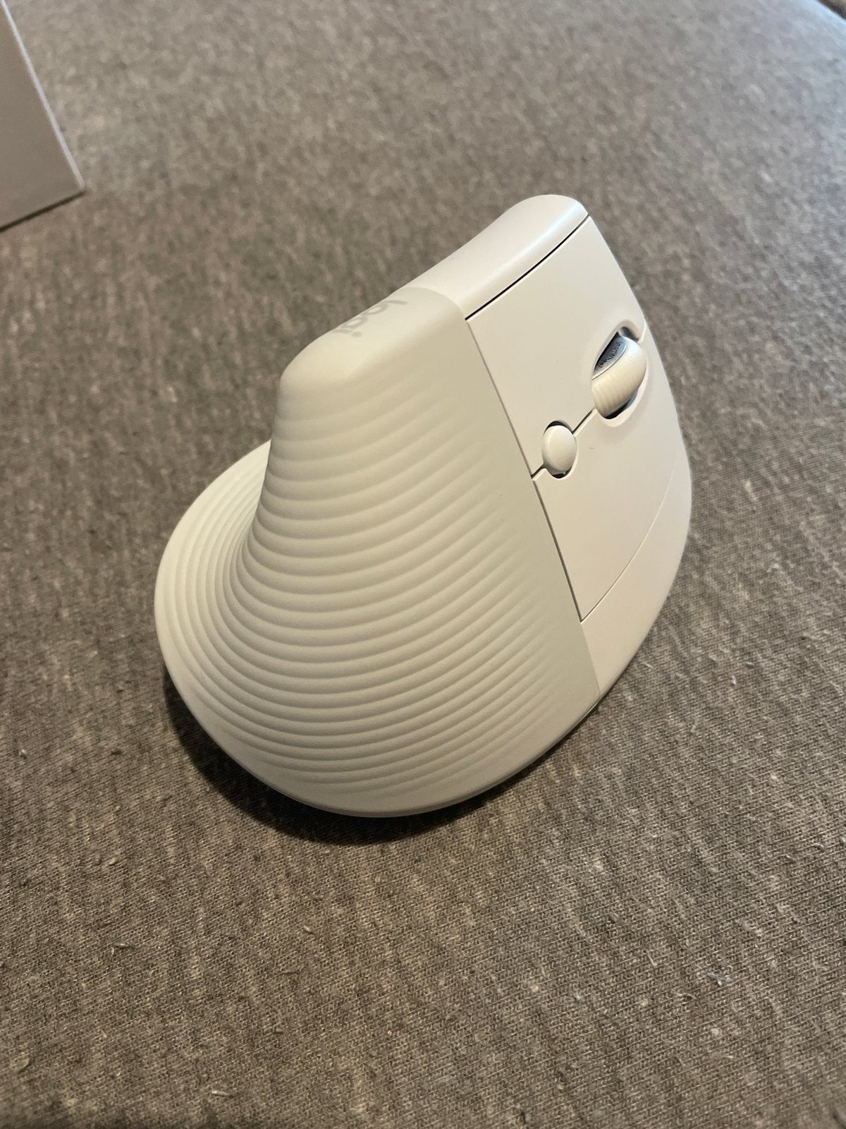 Logitech Lift for Mac - Ergonomische Muis. Zo goed als nieuw, Computers en Software, Ophalen, Rechtshandig, Muis, Ergonomisch
