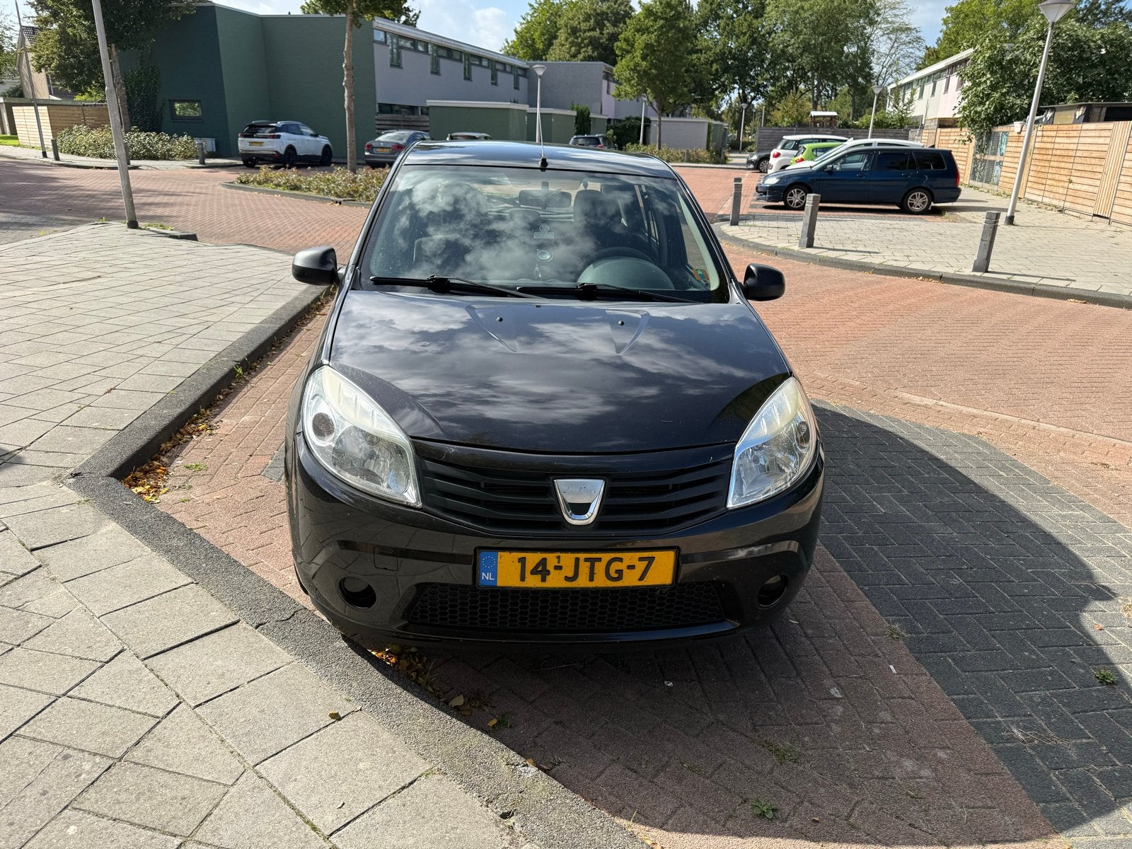 Dacia Sandero 1.2 16V 55KW 2009 Zwart, Auto's, Voorwielaandrijving, 74 pk, 31 €/maand, Zwart