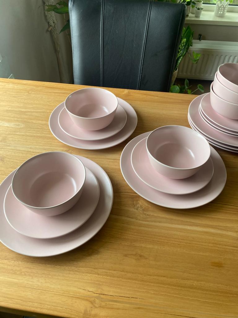 Ikea lichtroze servies set - borden en kommen, Huis en Inrichting, Keuken | Servies, Ophalen, Keramiek, Zo goed als nieuw, Effen