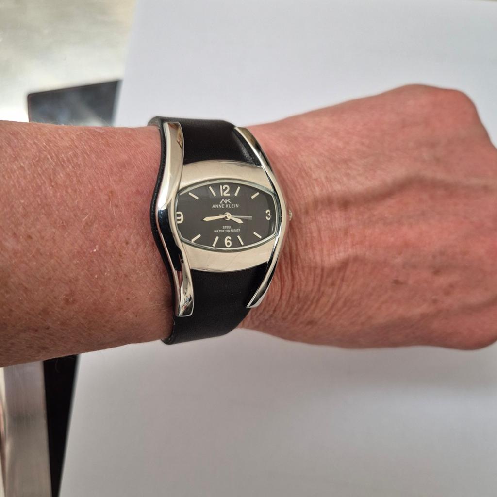 Anne Klein dameshorloge zwart leer zilverkleurig staal kast, Sieraden, Tassen en Uiterlijk, Overige merken, Leer, Staal, Polshorloge
