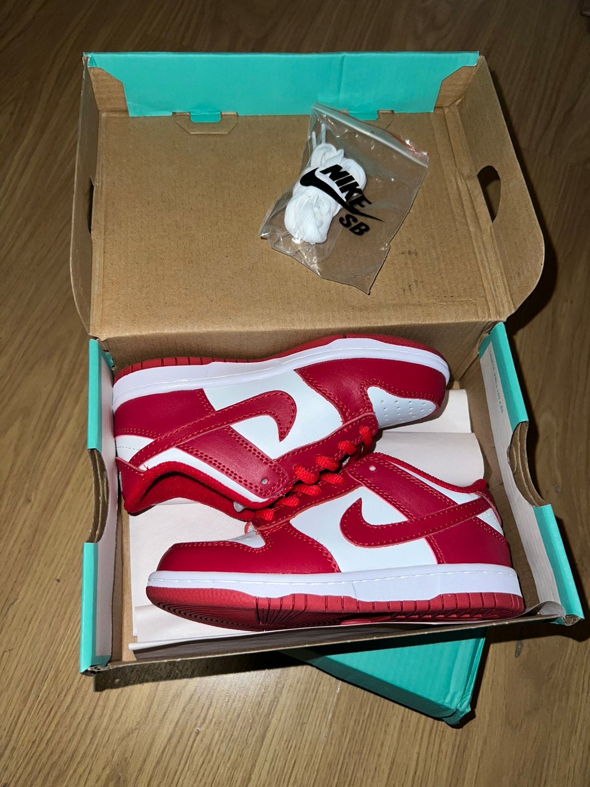 Nike Dunk Low White Gym Red Maat 26 & 29 Nieuw in doos €35, Ophalen of Verzenden, Zo goed als nieuw, Jongen of Meisje, Sportschoenen