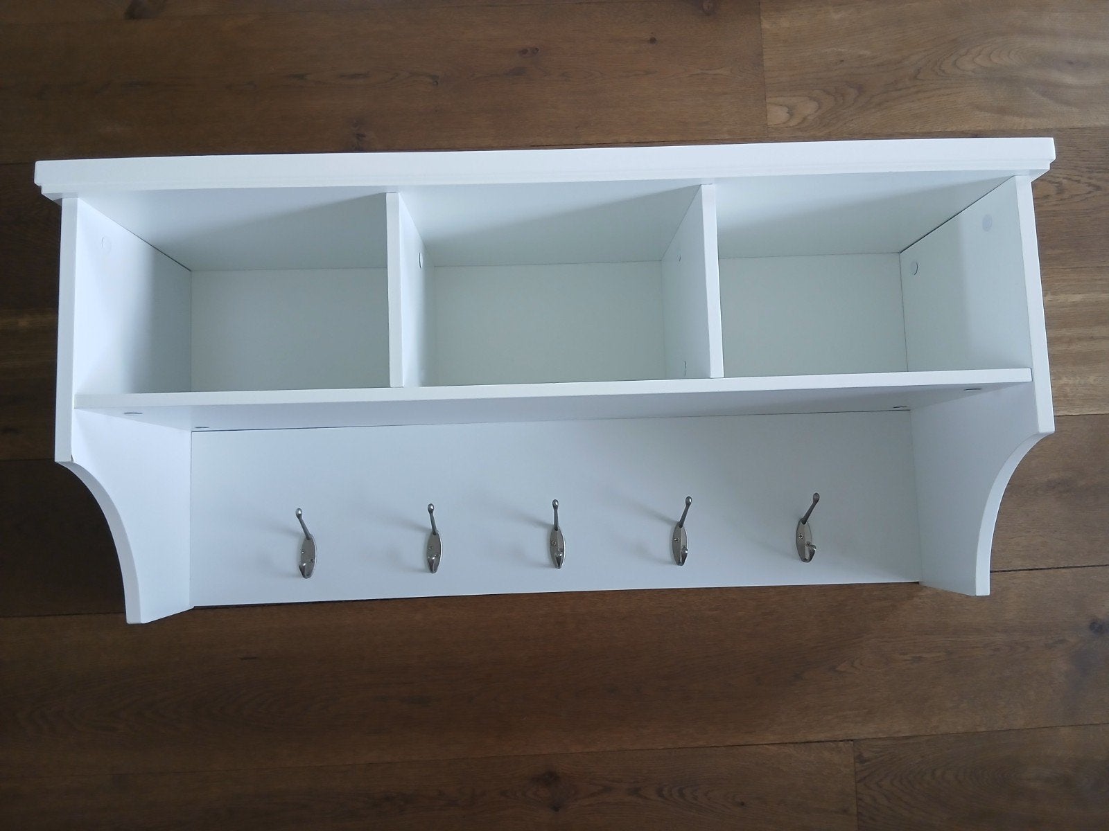 Witte wandkapstok met vakken en haken, Ophalen
