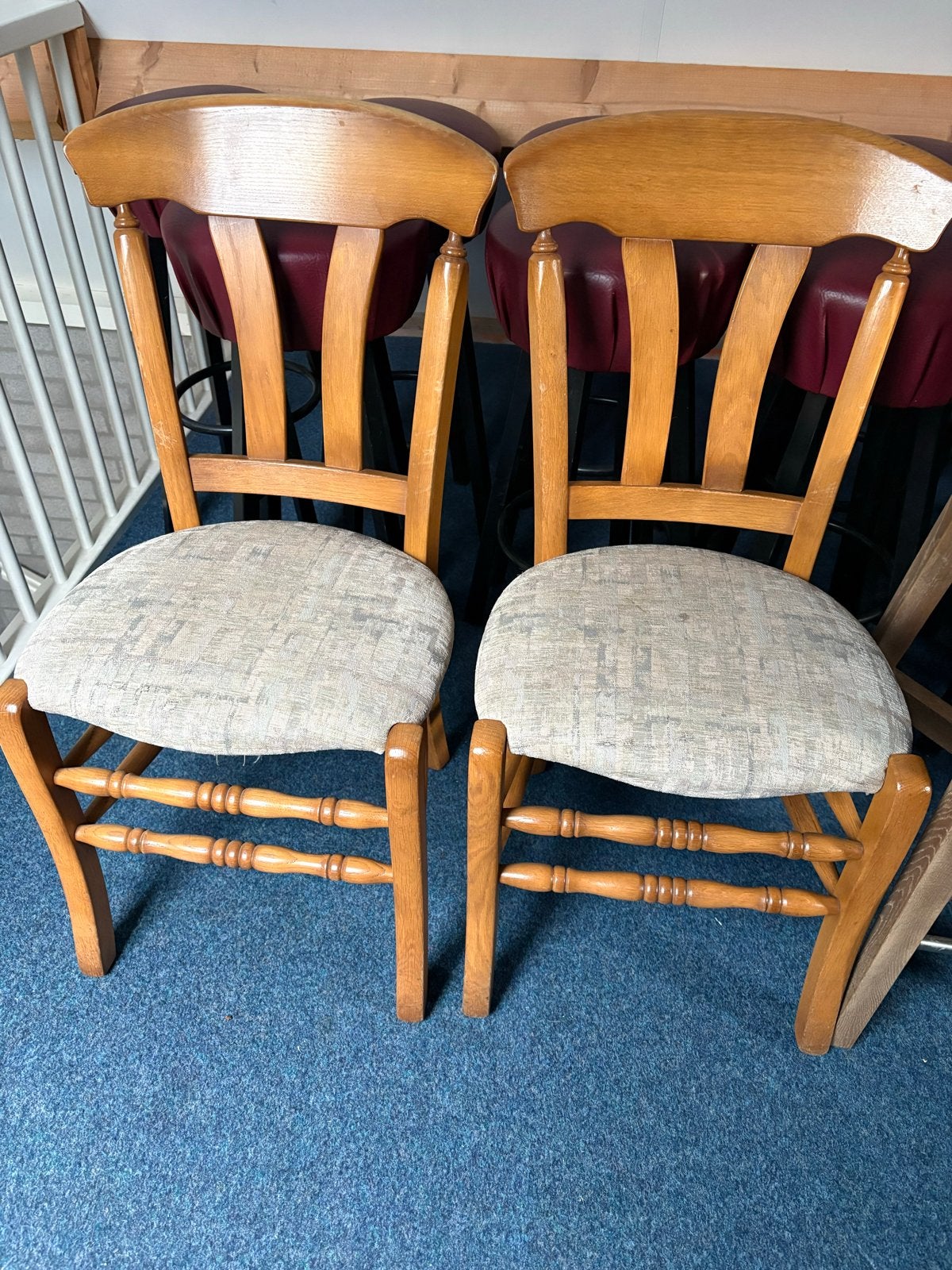 2 gebruikte houten stoelen met stoffen zitting, Huis en Inrichting, Ophalen, Gebruikt, Twee, Overige kleuren