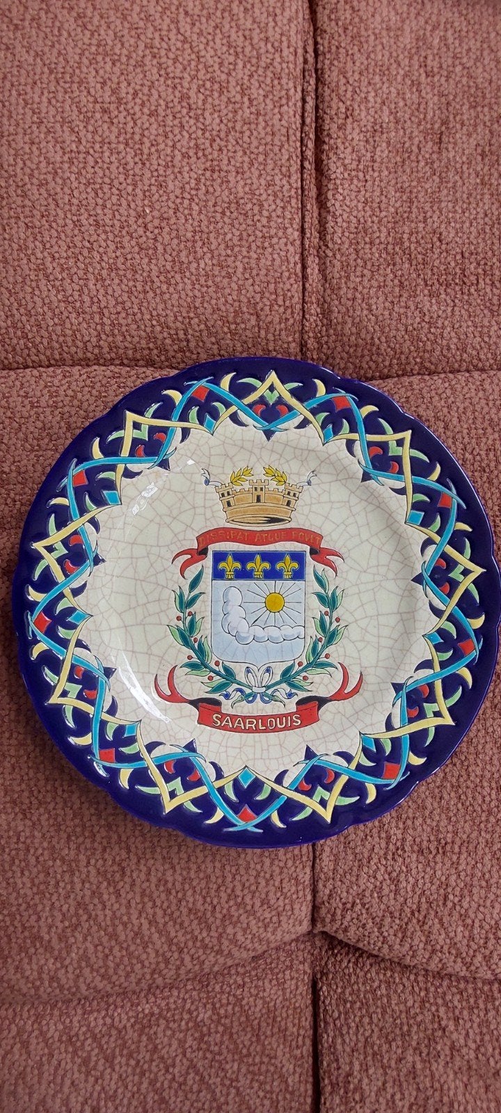 Decoratieve bord, Longwy,1960, stadswapen van Saarlouis, Antiek en Kunst, Ophalen of Verzenden