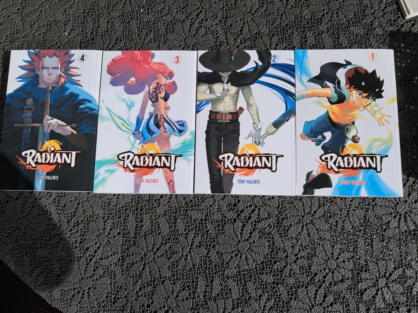 Radiant manga dl 1 t/m 4 Tony Valente, Boeken, Ophalen of Verzenden, Zo goed als nieuw, Japan (Manga), Meerdere comics