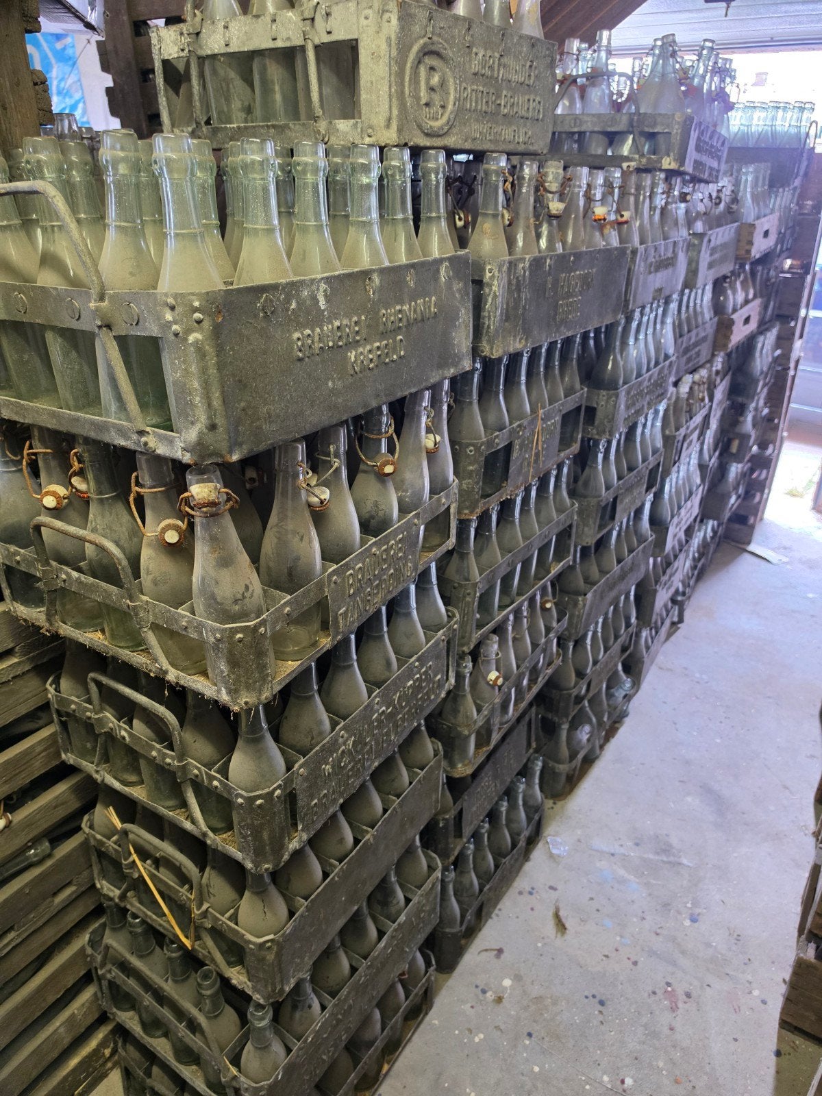 Oude limonade- en bierflessen in kratten, Antiek en Kunst, Ophalen of Verzenden