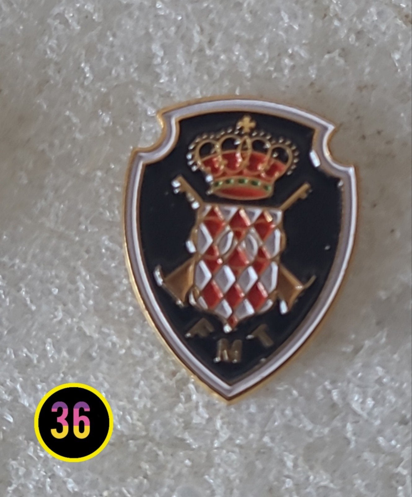 Vintage Pin met Kroon en Wapen, Verzamelen, Speldjes, Pins en Buttons, Verzenden