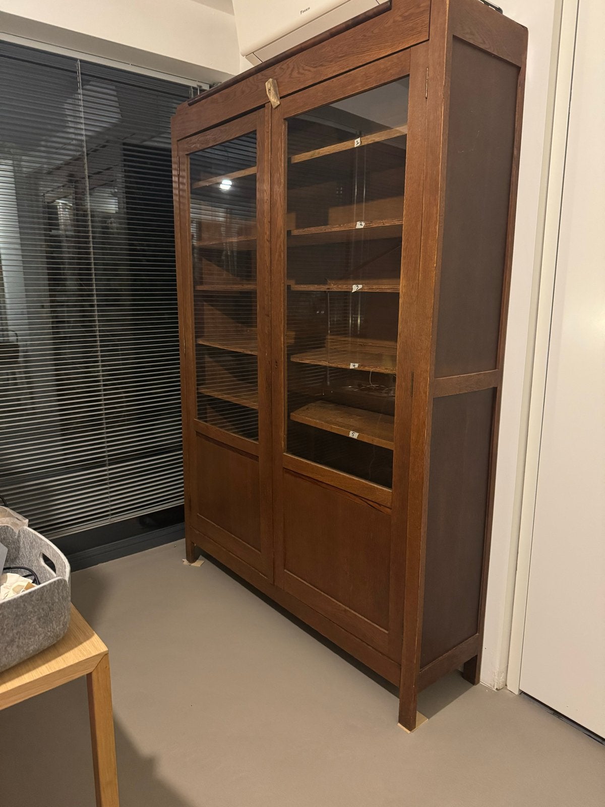 Mooie oude houten vitrine / boekenkast met glazen deuren, Ophalen