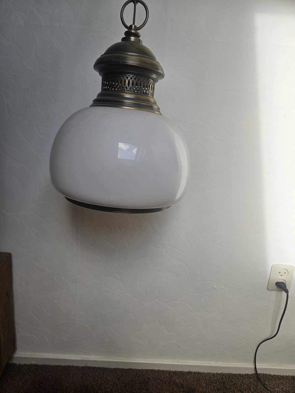 Antieke hanglamp met melkglas en messing details, Ophalen