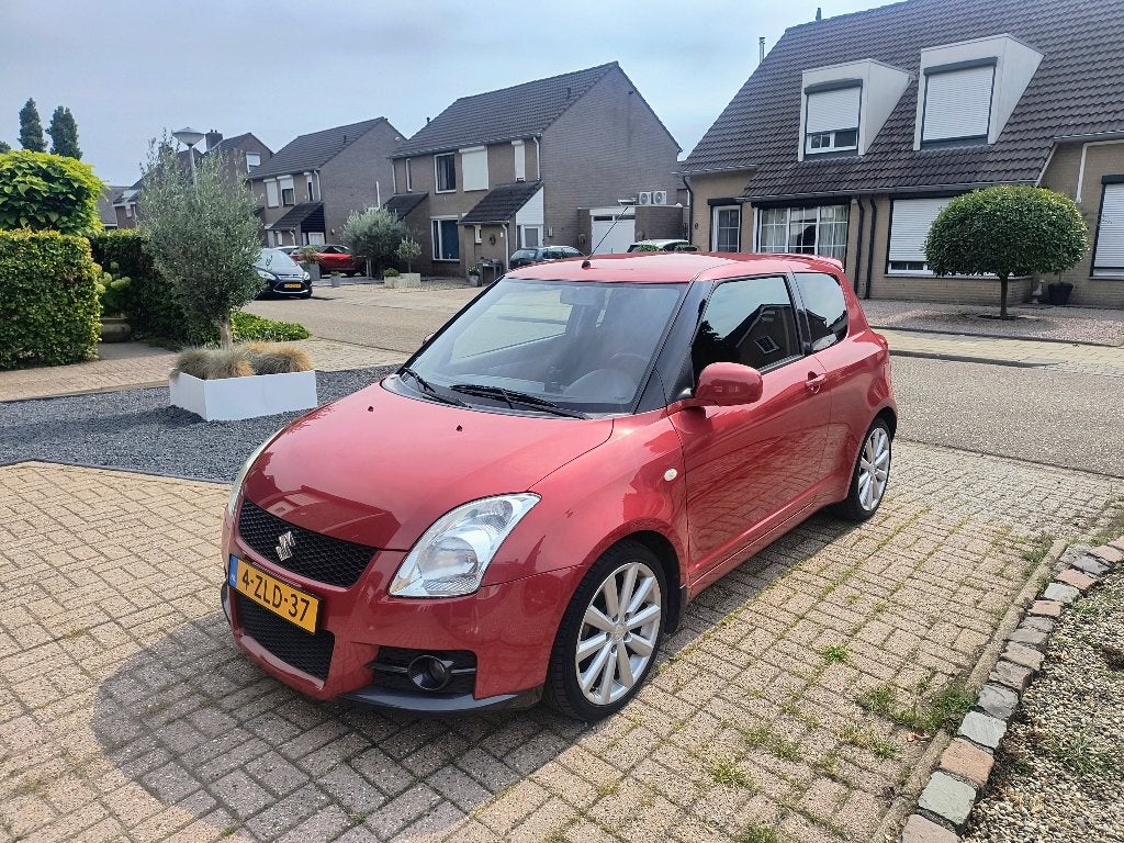 Suzuki Swift 1.6 3D Sport 2009 Rood, Auto's, Suzuki, Voorwielaandrijving, 1005 kg, 40 €/maand, Zwart