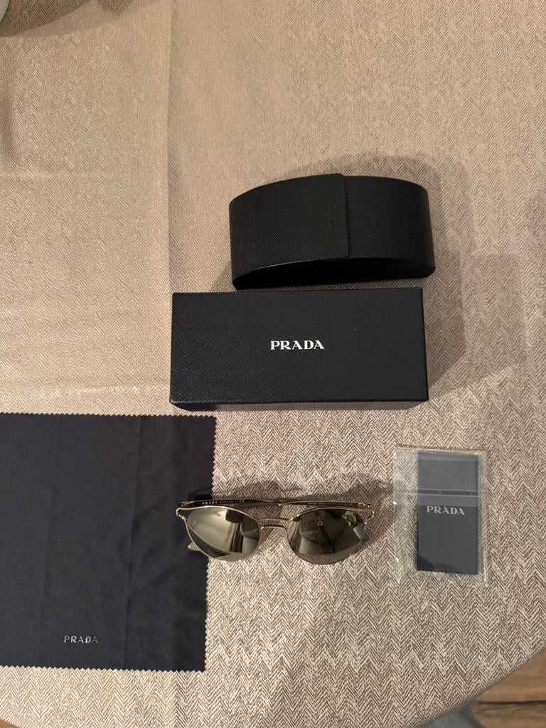 Originele Prada zonnebril in nieuwstaat, Sieraden, Tassen en Uiterlijk, Zonnebrillen en Brillen | Dames, Zonnebril, Prada, Zwart
