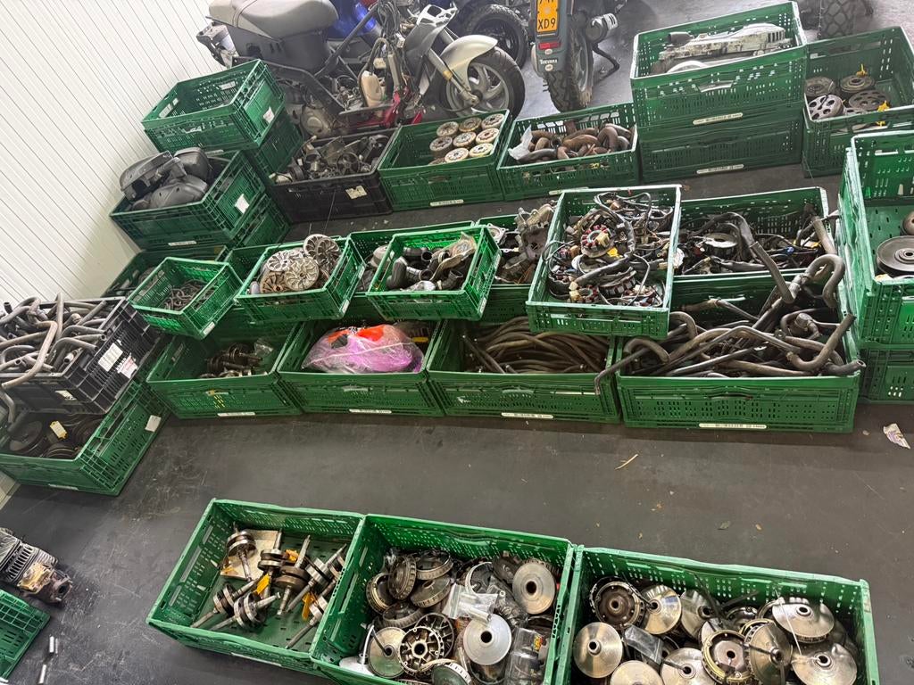 Groot aanbod Piaggio Gilera onderdelen NOS en gebruikt, Ophalen, Zo goed als nieuw